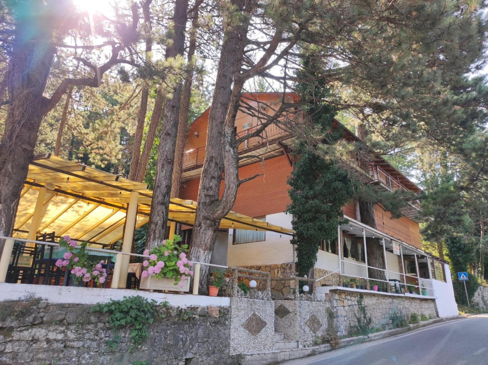 Hotel Toni Llogora Dukat Bagian luar foto